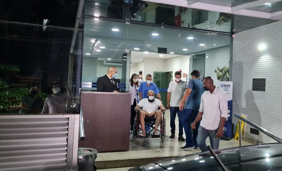 Goleiro do Bahia recebe alta e deixa hospital em Salvador — Foto: Renan Ribeiro/TV Bahia