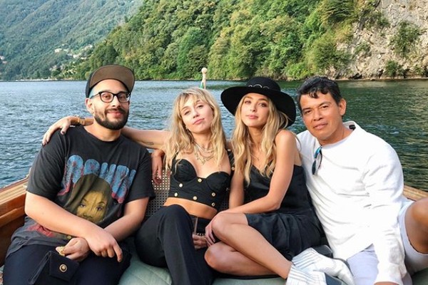 Miley Cyrus e Kaitlynn Carter com amigos na Itália (Foto: Instagram)