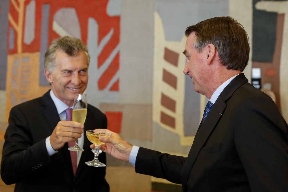 Macri e Bolsonaro brindam após almoço no Palácio do Itamaraty — Foto: Isac Nóbrega/PR
