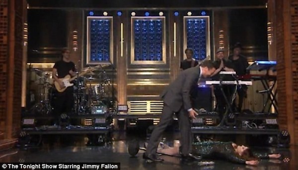 A cantora Meghan Trainor caída no palco do programa de Jimmy Fallon (Foto: Reprodução)