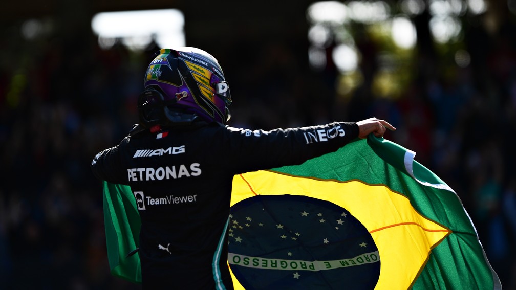 Lewis Hamilton comemora vitória no GP de São Paulo com a bandeira brasileira em Interlagos — Foto: Mario Renzi/F1 via Getty Images