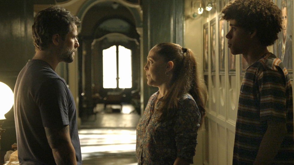 Gabriel (Bruno Gagliasso) descobre marca de pata de gato nas costas de Feijão (Cauê Campos), na novela 'O Sétimo Guardião' — Foto: TV Globo