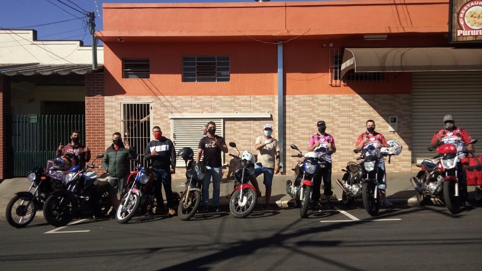 Motoboys se uniram e fizeram vaquinha para consertar moto de colega que se acidentou enquanto trabalhava — Foto: Arquivo Pessoal