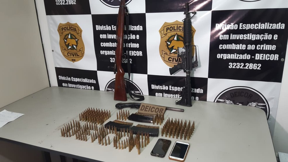 Fuzis, escopeta e munições apreendidas em operação da Polícia Civil no RN — Foto: Sérgio Henrique Santos/Inter TV Cabugi