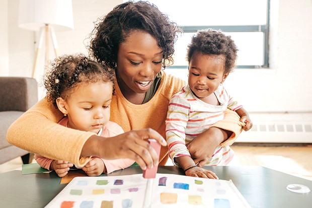 Mãe brincando com os filhos (Foto: ACERVO PESSOAL E REPRODUÇÃO)