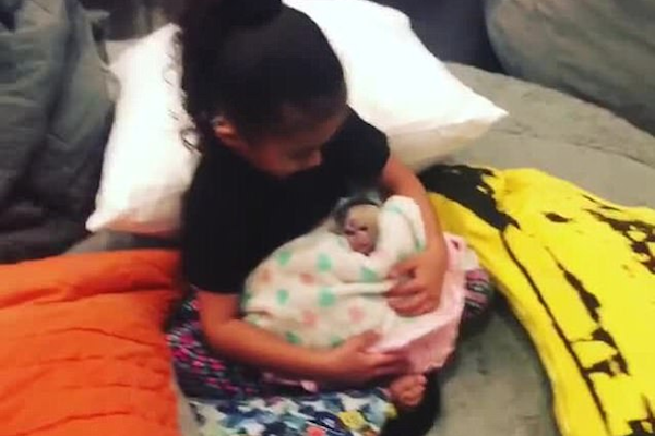A filha do rapper Chris Brown com o macaco dado de presente por ele (Foto: Instagram)