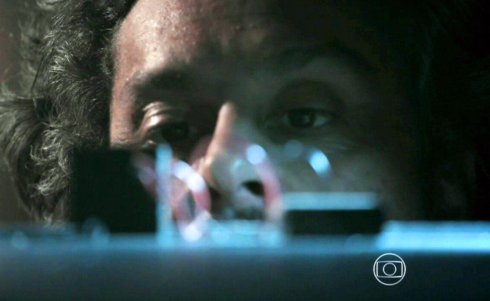 José Alfredo (Alexandre Nero) encontra a câmera escondida e promete se vingar de Maurílio (Carmo Dalla Vecchia) - 'Império' — Foto: Globo