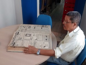 Frequentador assíduo da biblioteca observa jornais da década de 50 (Foto: Shade Andrea/G1)