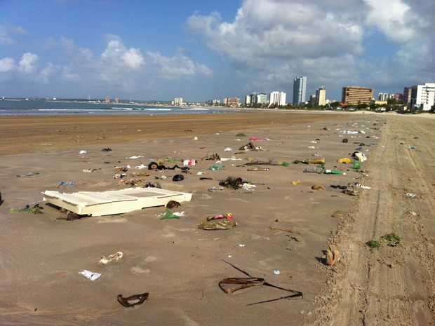 Na Praia da Avenida, até uma porta de geladeira somava ao lixo encontrado na areia (Foto: Cau Rodrigues/G1)