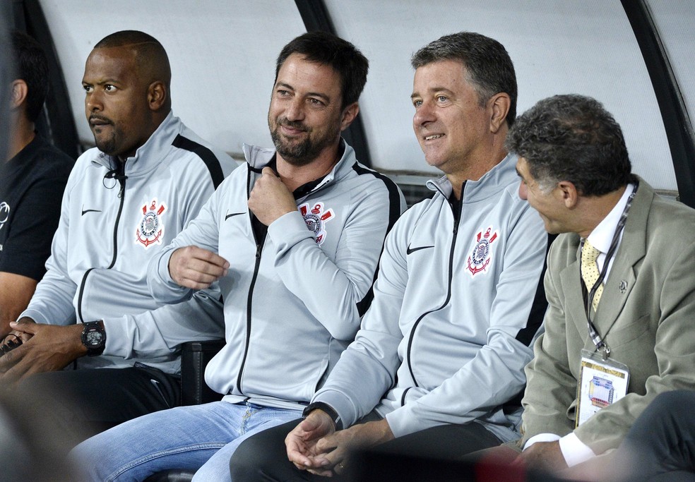 Diretor Duilio Monteiro, ao centro, ao lado de Fabinho e Walmir Cruz, no banco do Corinthians — Foto: Marcos Ribolli