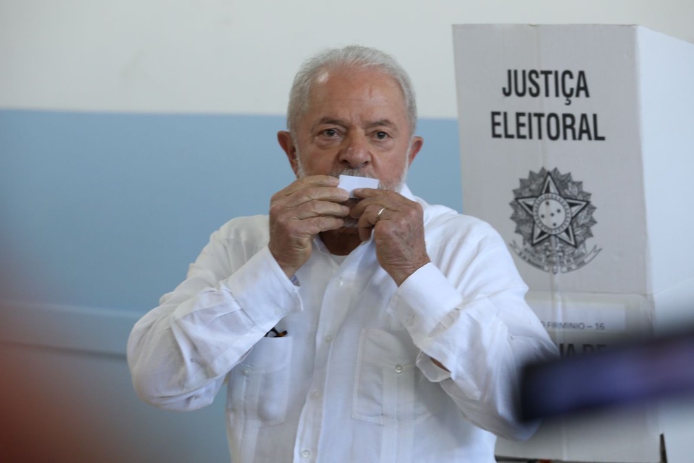 Lula (PT) beija comprovante de votação, neste domingo (30) — Foto: Celso Tavares/g1