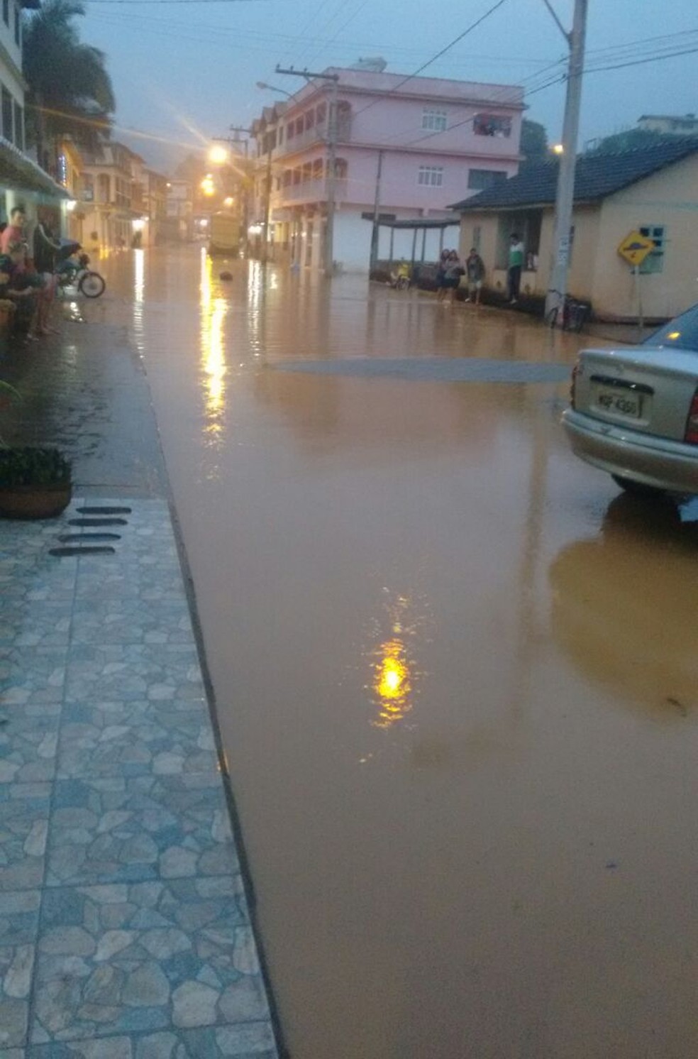 whatsapp image 2017 12 05 at 19.32.09 1  - Nível do rio sobe e comerciantes precisam interditar rua alagada em Santa Maria de Jetibá, ES
