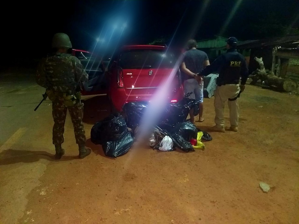 Sacos plásticos com partes de uma motocicleta foram encontrados no porta-malas de um carro — Foto: PRF/Divulgação