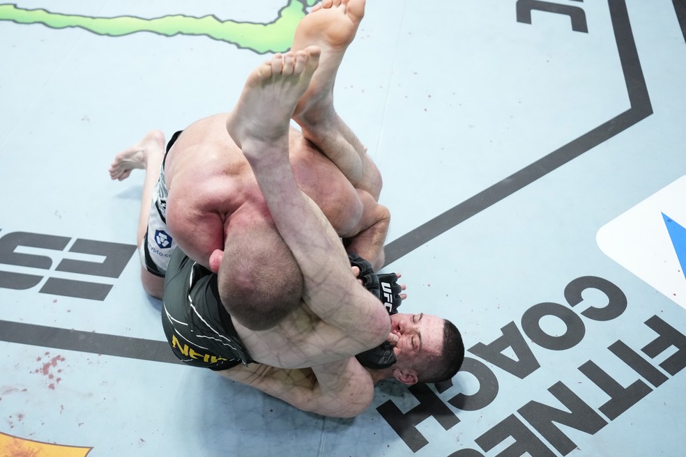 Wellington Turman fecha a chave de braço para finalizar Misha Cirkunov no UFC — Foto: Chris Unger/Zuffa LLC/Getty Images