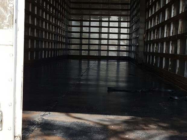 Caminhão foi encontrado vazio e caminhoneiro está desaparecido (Foto: Divulgação)