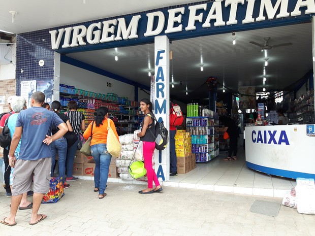 Farmácia no Centro de Pacaraim agora vende fardos de arroz, macarrão, óleo, açúcar e margarina (Foto: Emily Costa/ G1 RR)