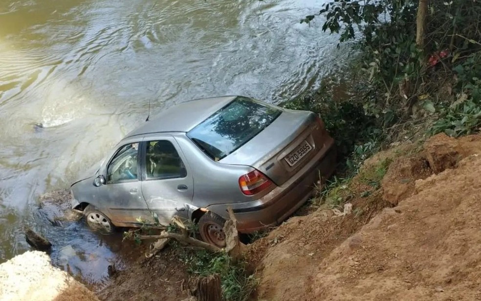 Carro da família às margens do Rio São Marcos, em Cristalina, Goiás — Foto: Divulgação/Polícia Civil