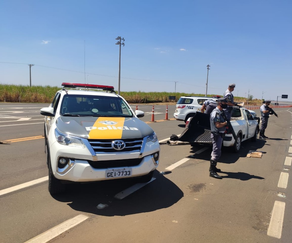 Veículo com drogas foi abordado no quilômetro 234 da SP-333, próximo ao pedágio de Pongaí — Foto: Polícia Rodoviária/Divulgação