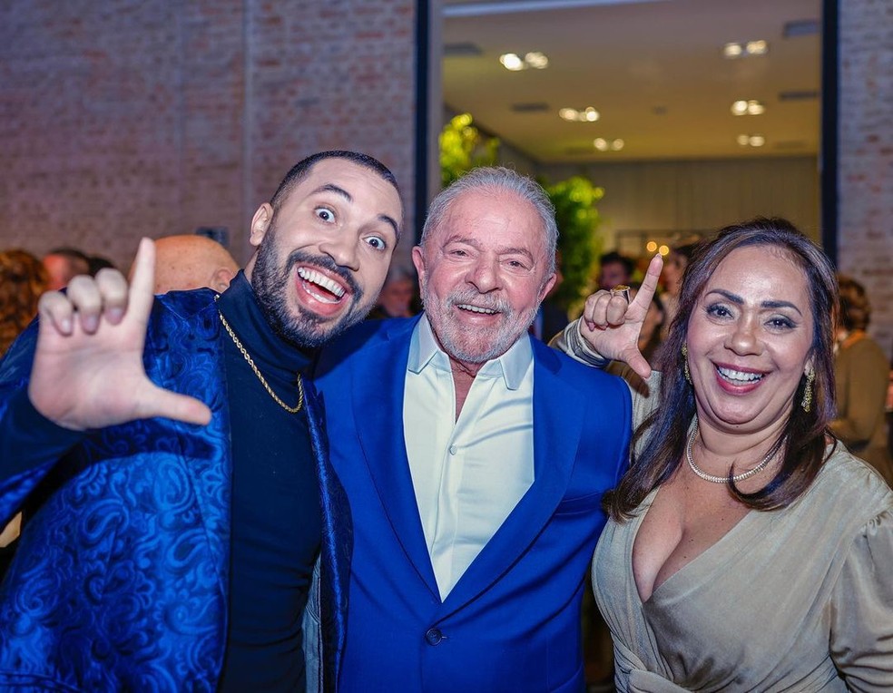 Gil do Vigor e sua mãe com o ex-presidente do PT, Lula — Foto: Instagram/Reprodução