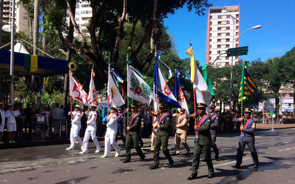 Desfile passa pela praça do Campo Grande (Foto: Henrique Mendes/G1)