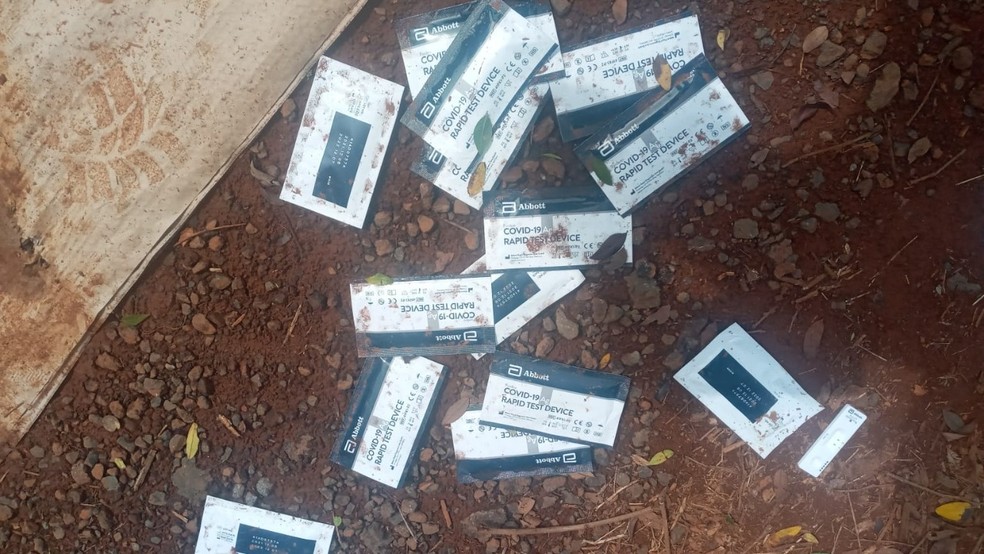 Durante o roubo, testes de Covid-19 ficaram espalhados pelo chão — Foto: Repórter Beto Ribeiro