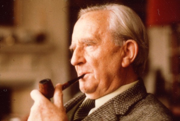 O escritor J.R.R. Tolkien, autor de O Hobbit e O Senhor dos Anéis (Foto: Reprodução)