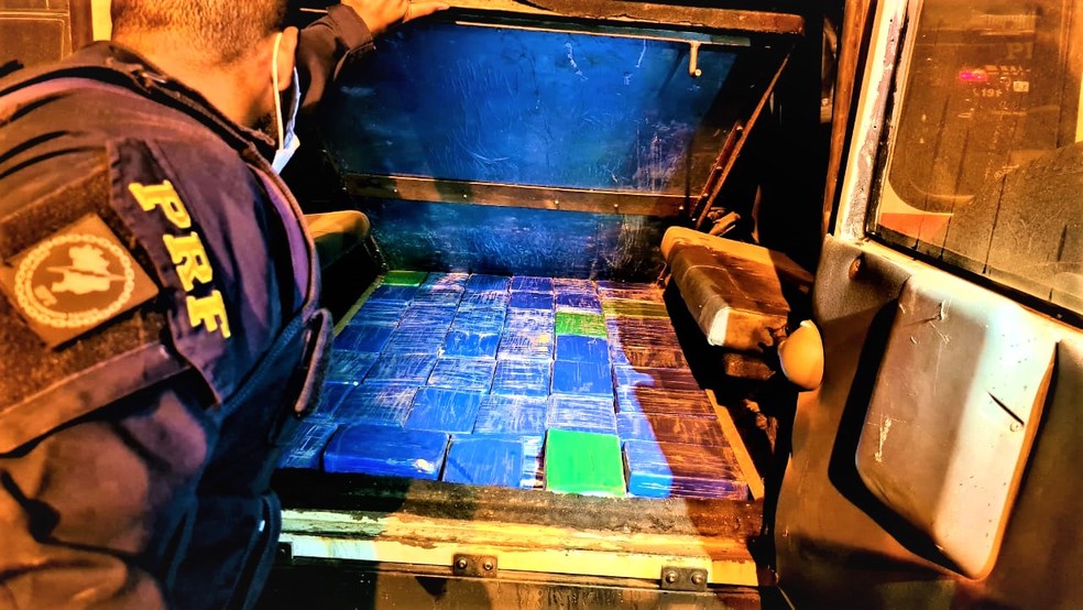Homem de 52 anos é preso com 90 quilos de pasta base de cocaína em carro de luxo na BR-030 — Foto: Divulgação/PRF
