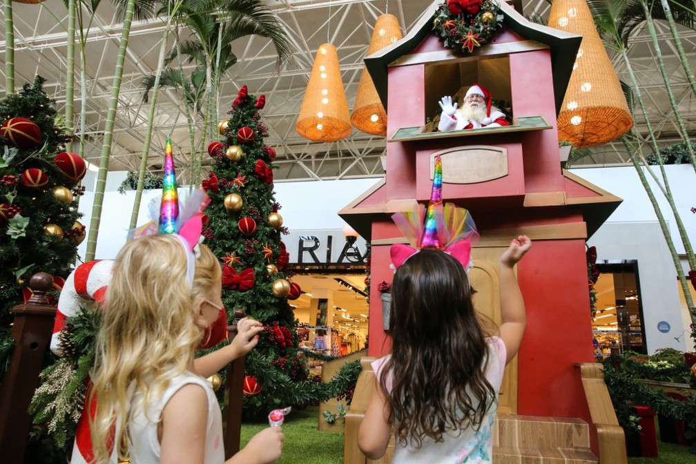 Em shopping de Fortaleza, papai noel acena do alto de torre para crianças — Foto: Helene Santos/SVM