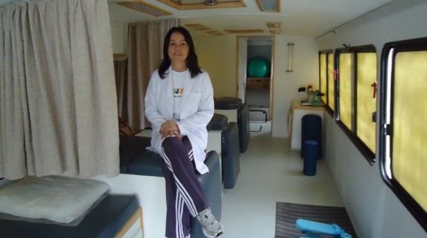 Maria de Las Gracias investiu cerca de R$150 mil para transformar o ônibus em uma clínica. (Foto: Divulgação)