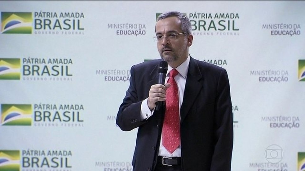 Novo ministro da Educação toma posse e diz que está aberto ao diálogo — Foto: Reprodução/JN