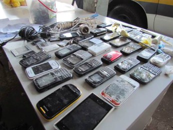 Polícia encontrou 24 celulares com presos da cadeia de Cianorte (Foto: Divulgação/ Polícia Militar)