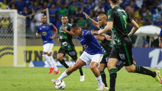 Edu, atacante do Cruzeiro, é marcado pelo lateral Patric, do América-MG