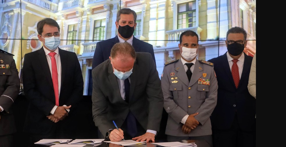 Assinatura do decreto de reestruturação de forças de segurança e promoção de militares no ES — Foto: Divulgação/Governo do ES