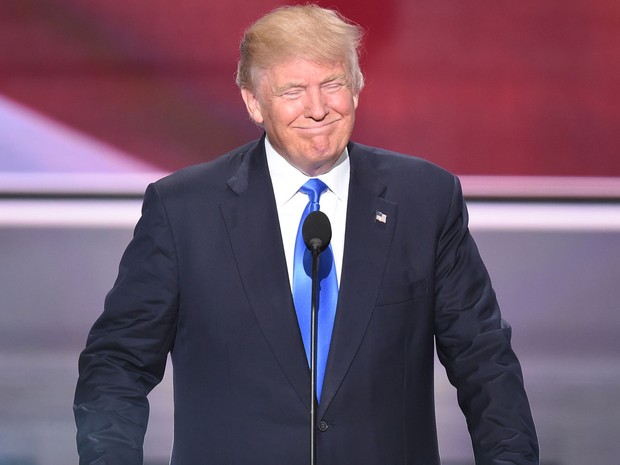 Donald Trump sorri durante a convenção do Partido Republicano no Quicken Loans Arena, em Cleveland, Ohio, na segunda (18) (Foto: Robyn Beck/AFP)