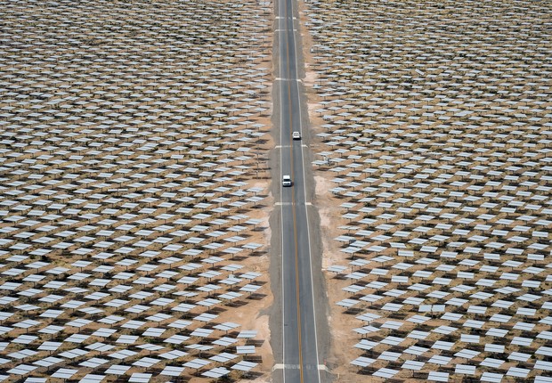 Planta de energia solar na Califórnia, operada por três empresas: NRG Energy, Google e BrightSource Energy (Foto: Ethan Miller/Getty Images)