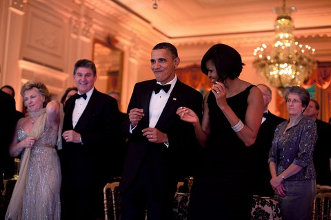 Obama e a esposa, Michelle, dançam em baile na Casa Branca, em fevereiro de 2010