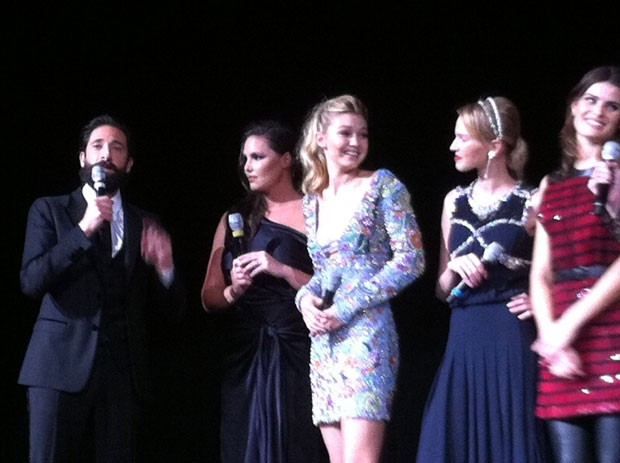 Adrien Brody apresenta as modelos durante o evento (Foto: Augusto Olivani)