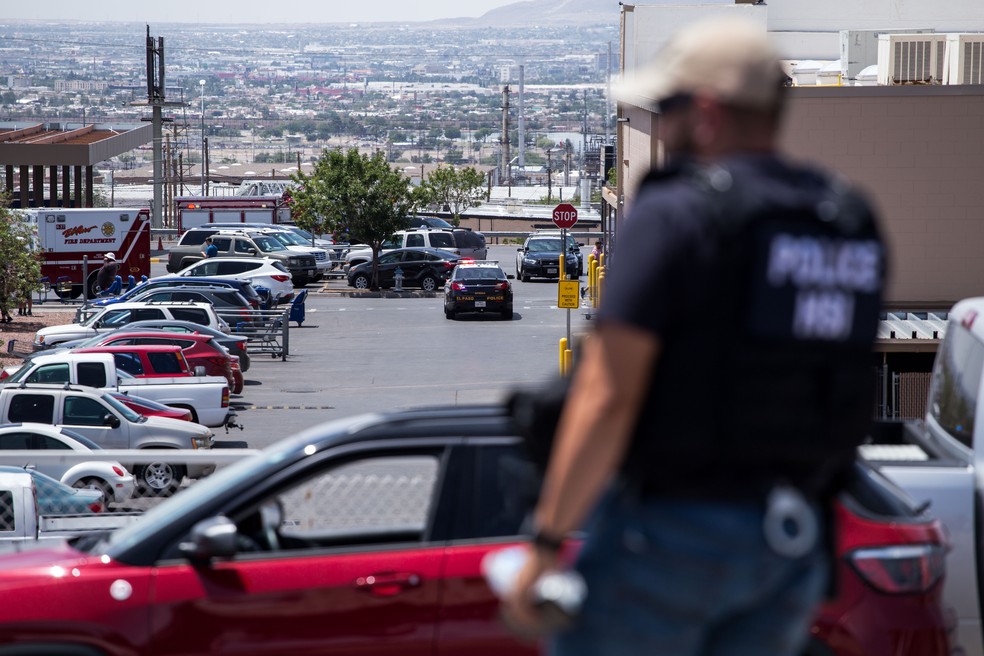 Forças de segurança respondem aos tiros no shopping Cielo Vista, em El Paso, no Texas, neste sábado (3). — Foto: Joel Angel Juarez / AFP