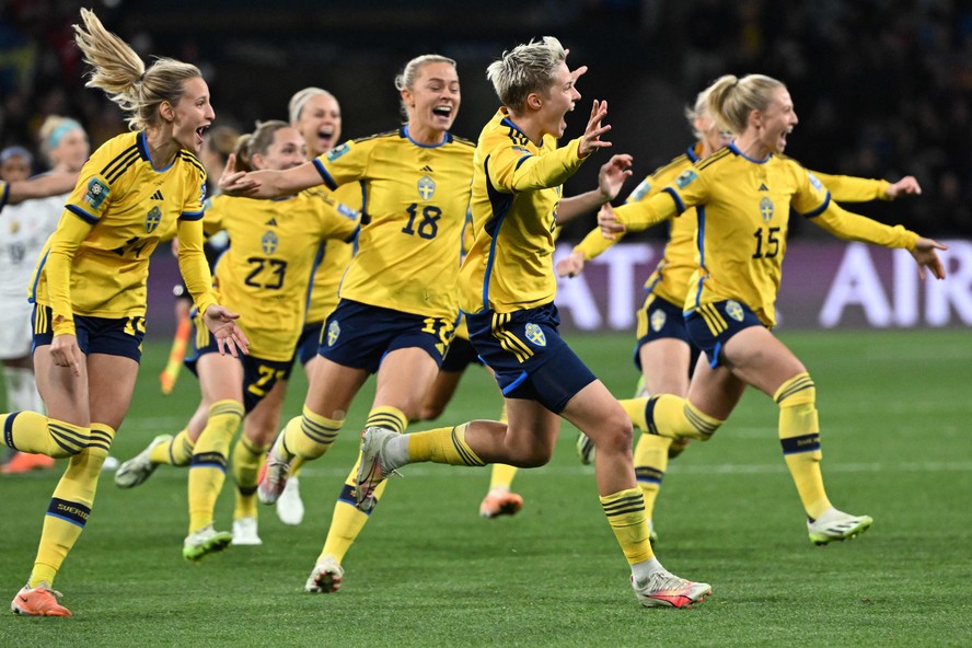 Jogadoras da Suécia comemoram classificação para as quartas-de-final da Copa do Mundo: e com eliminação dos EUA nos pênaltis