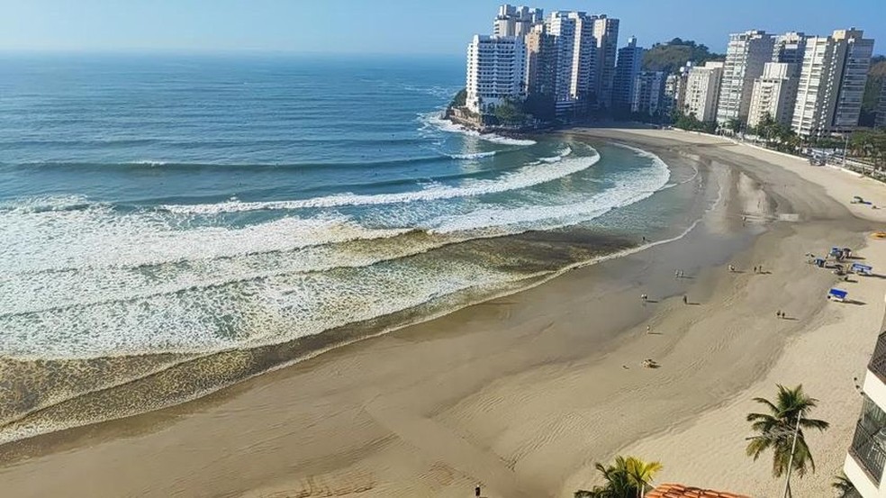 Imagens feitas na Praia das Astúrias, no Guarujá, mostram macha escura na beira do mar — Foto: Divulgação/Guarujá Mil Grau