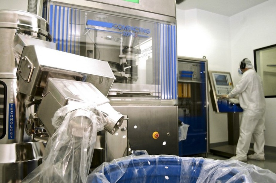 Laboratório da Farmanguinhos, no Rio, que produz antirretroviral para tratamento da aids