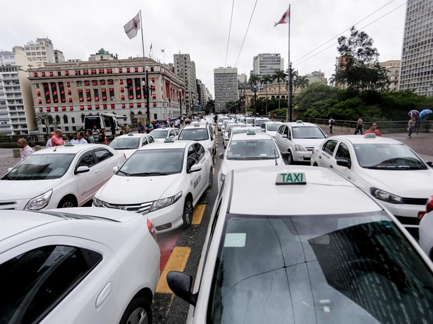 Taxistas protestam em frente à prefeitura, no centro de São Paulo, contra proposta que regula o transporte feito pelo aplicativo Uber (Foto: Newton Menezes/Futura Press/Estadão Conteúdo)
