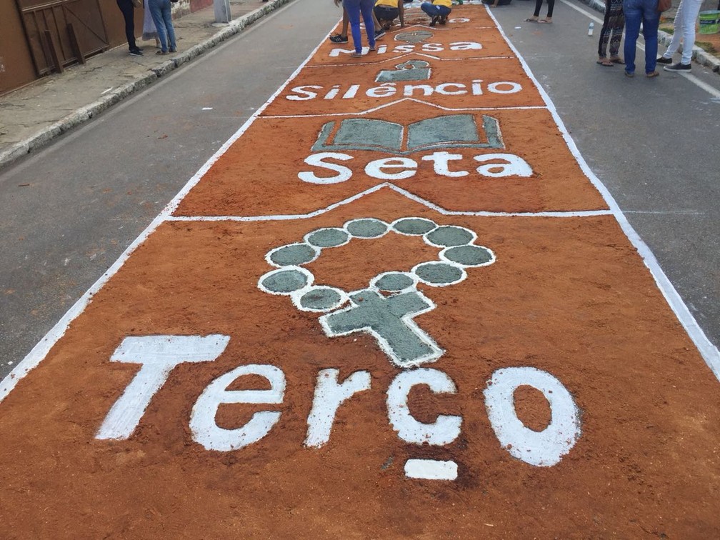 Tapetes colorem o centro de Maceió (AL) para celebrar o Corpus Christi (Foto: George Arroxelas/G1)