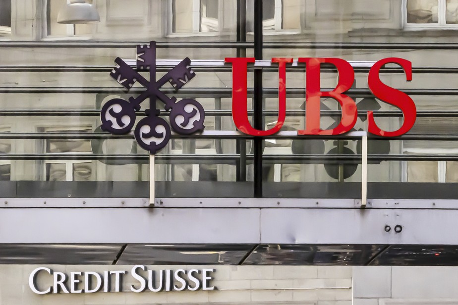 Logotipos dos bancos suíços Credit Suisse e UBS são vistos em dois prédios em Zurique, Suíça