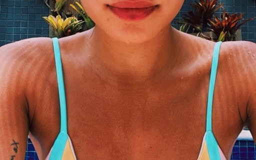 Carol Macedo Posa De Biquini Na Piscina E Complementa Com Legenda Inspirada Gq Musa