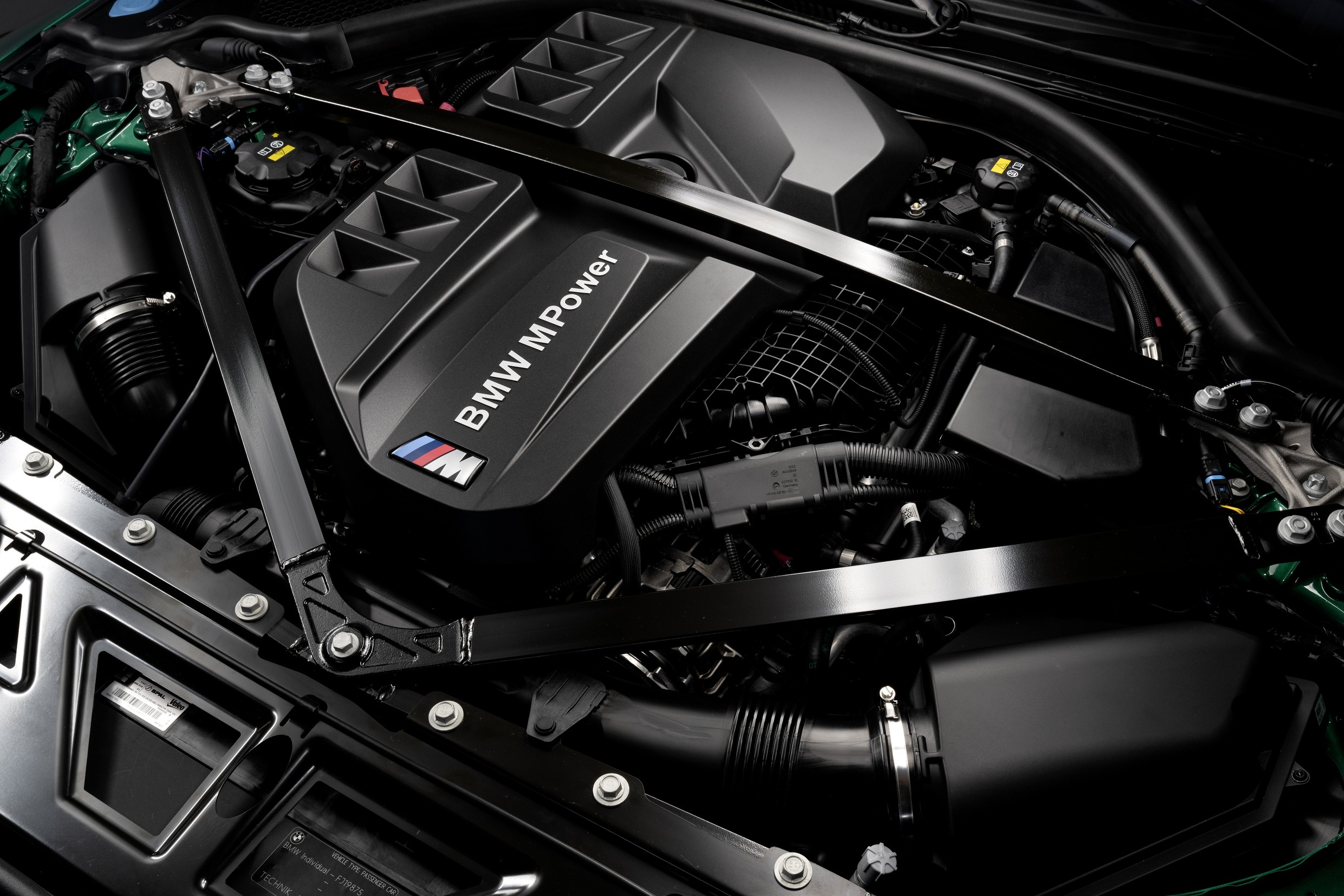 Motor potente dos novos M3 e M4 (Foto: Divulgação: BMW)