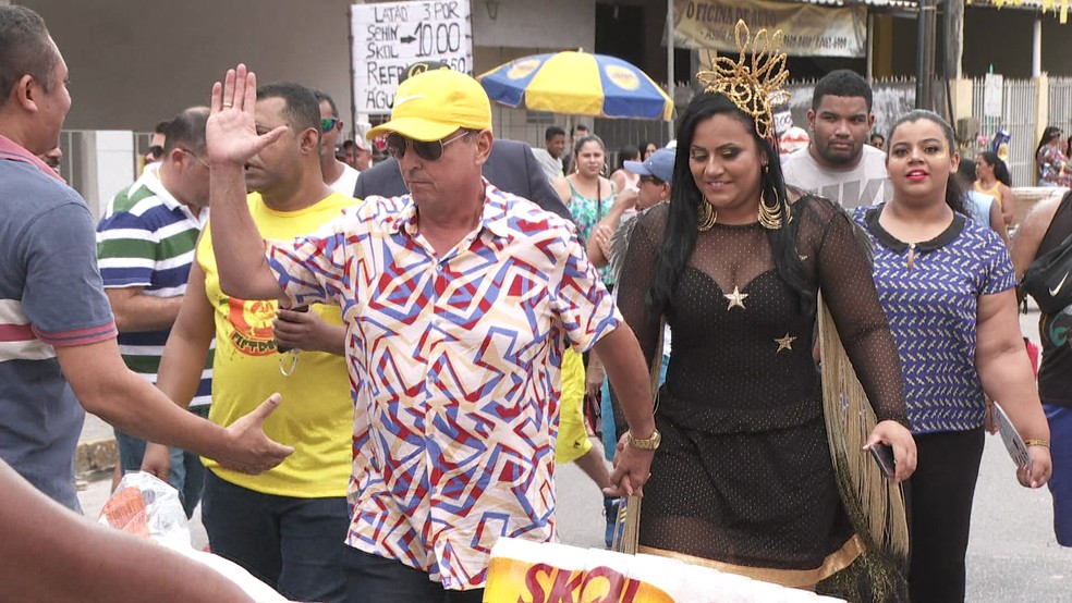 Prefeito DemÃ³stenes Meira e a noiva Taty Dantas chegaram ao desfile de bloco, em Camaragibe, no Grande Recife â€” Foto: ReproduÃ§Ã£o/TV Globo