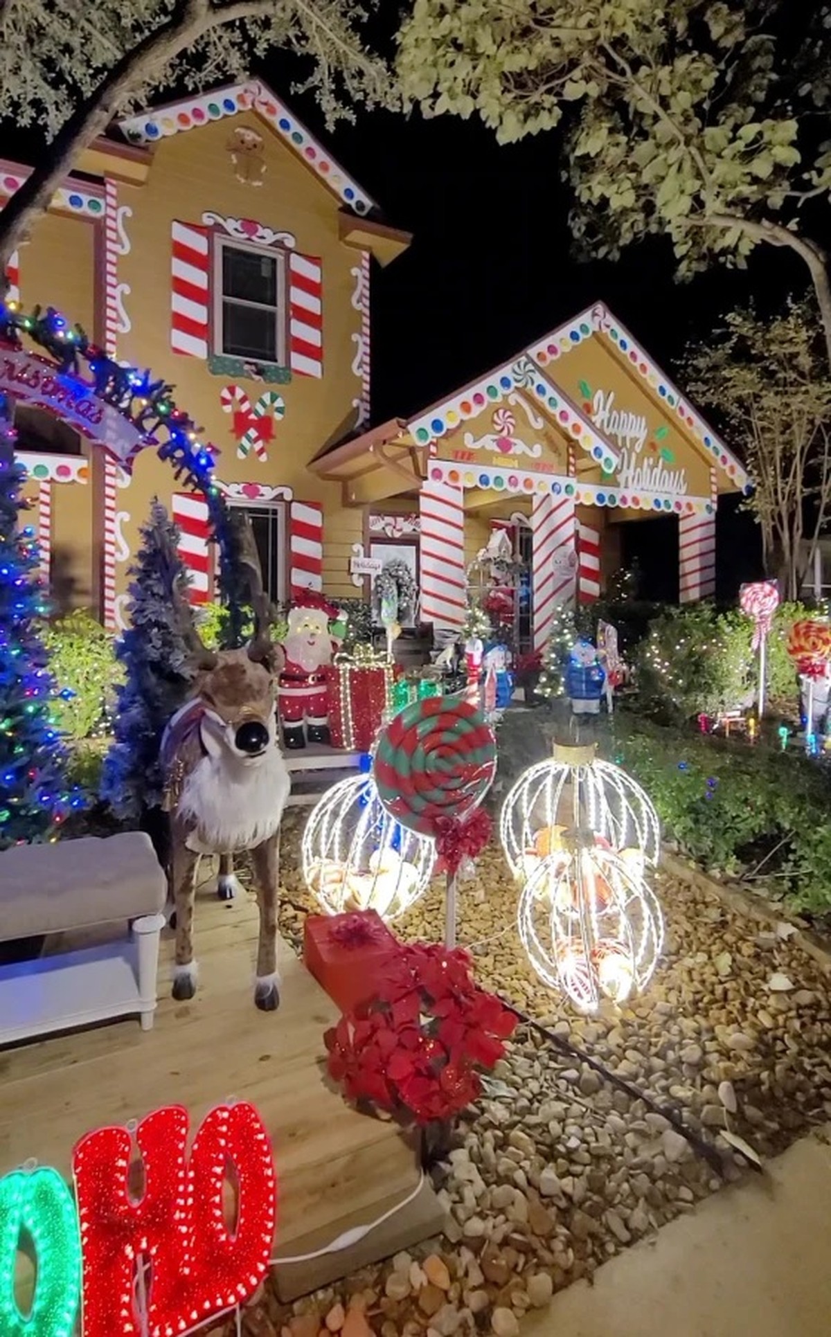 Woman transforms her home into a life-size gingerbread house for Christmas |  birthday