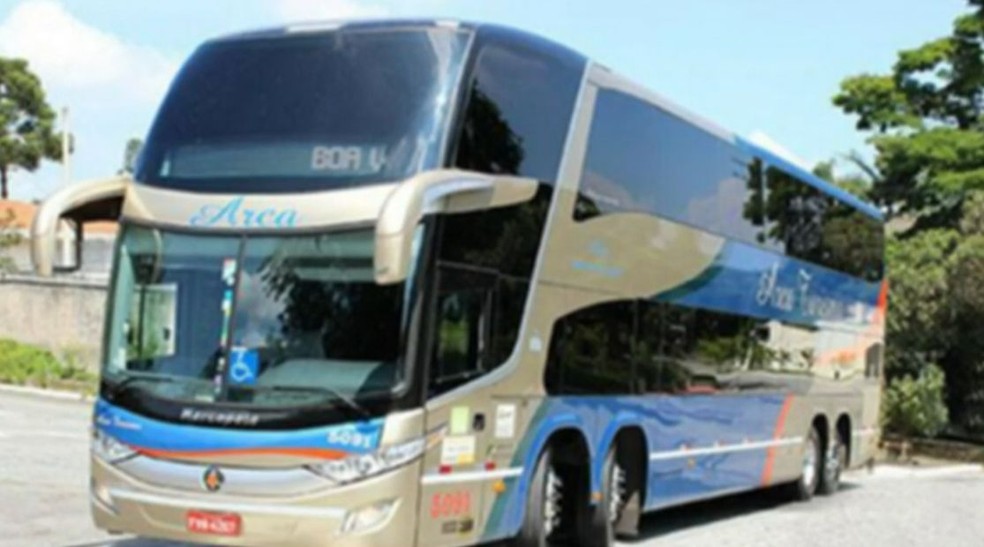 Ônibus envolvido em acidente tinha dois andares e levava 66 passageiros, além do motorista — Foto: Reprodução