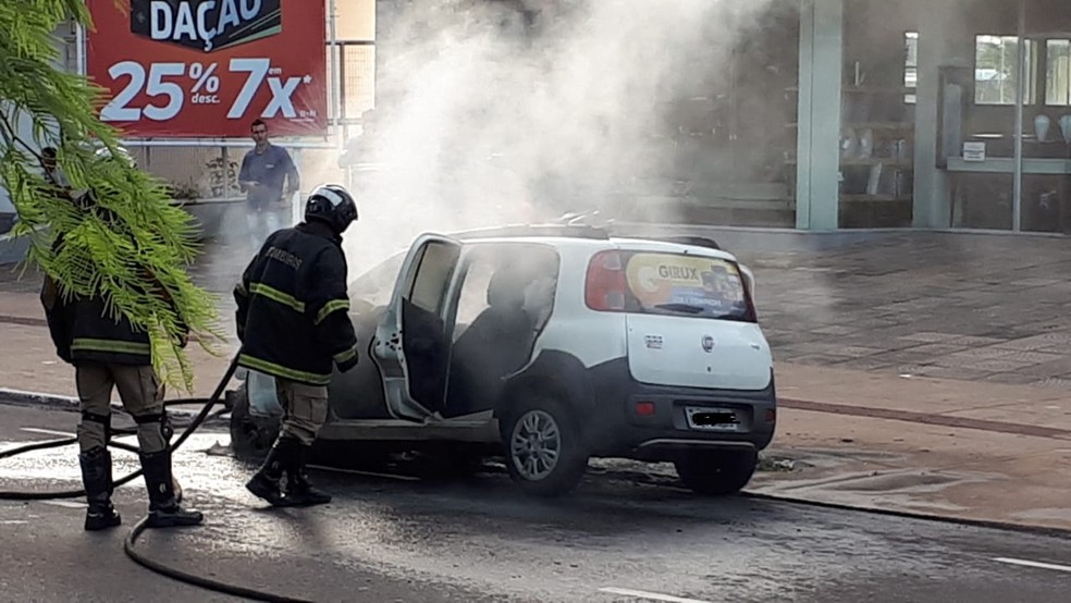 Bombeiros finalizam trabalho de combate ao incÃªndio em MS â Foto: Henrique Shuto/TV Morena